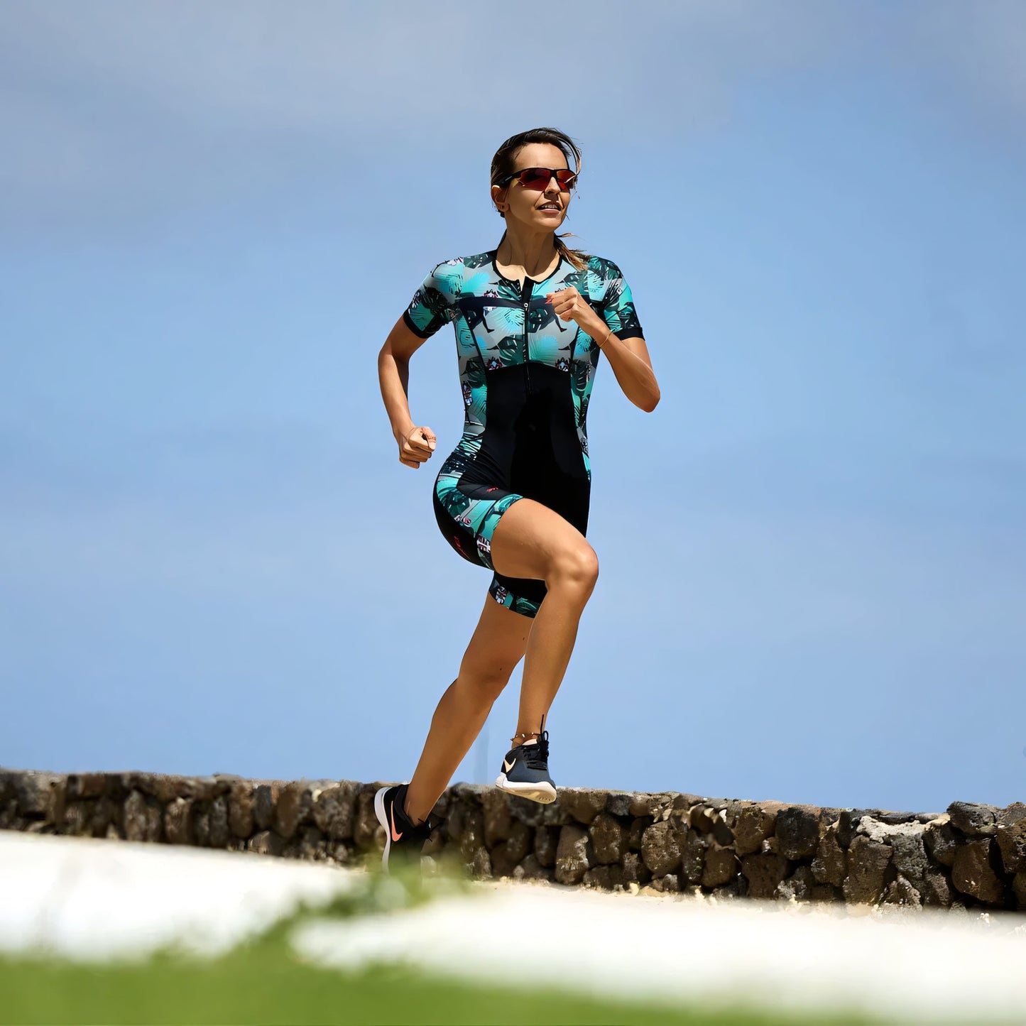ZONE3 Women's Activate+ Short Sleeve Trisuit (Momentum II / Revolution II)